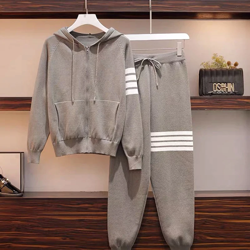European and American women's autumn and winter new loose hooded thin knitted casual sports suit
European and American women's autumn and winter new loose hooded thin knitted casual sports suit