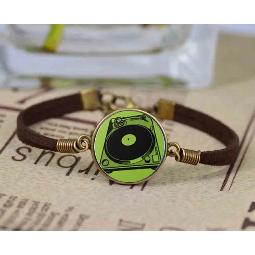 Vinyl record picture bracelet retro gramophone record bracelet glass cabochon dome alloy jewelry Musician's accessories
Vinyl record picture bracelet retro gramophone record bracelet glass cabochon dome alloy jewelry Musician's accessories