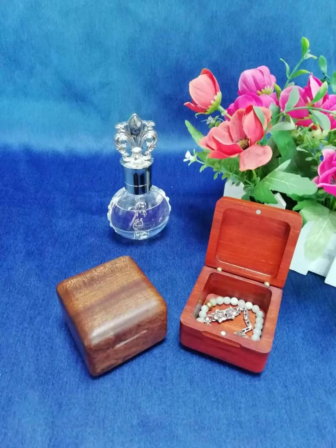  High quality Magnetic Ring box Jewelry box The whole wood is carved and polished by hand Ring jewelry storage box
 High quality Magnetic Ring box Jewelry box The whole wood is carved and polished by hand Ring jewelry storage box