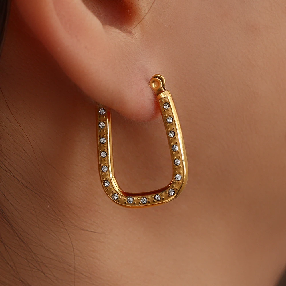 2022 New Geometric Trapezoid AAA Zircon Stone Paved Hoop Erarings Stainless Steel 18K Gold Plated U Shape Hoops Jewelry
2022 New Geometric Trapezoid AAA Zircon Stone Paved Hoop Erarings Stainless Steel 18K Gold Plated U Shape Hoops Jewelry