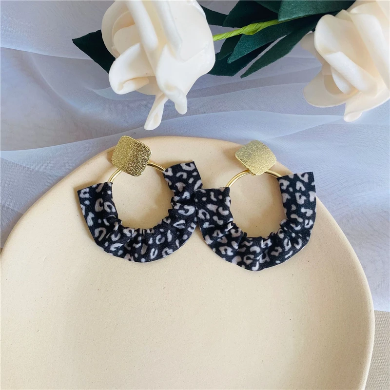New Creative Design Printed Fabric Skirt Temperament Round Earrings Fashion Trend Beautiful Simple Women's Earrings
New Creative Design Printed Fabric Skirt Temperament Round Earrings Fashion Trend Beautiful Simple Women's Earrings