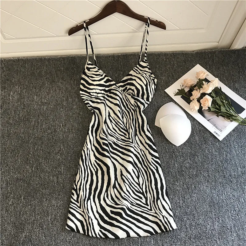 Spring And Autumn Zebra Print Pajamas Feminine Sling Shorts Nightdress Long Sleeve Nightgown Five-piece Summer
Spring And Autumn Zebra Print Pajamas Feminine Sling Shorts Nightdress Long Sleeve Nightgown Five-piece Summer