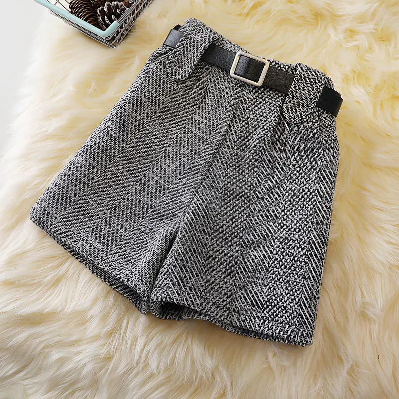 2021 Women Autumn Winter Fashion Loose Woolen Shorts Female High Waist Casual Belted Shorts Ladies Striped Wide Leg Shorts Q833
2021 Women Autumn Winter Fashion Loose Woolen Shorts Female High Waist Casual Belted Shorts Ladies Striped Wide Leg Shorts Q833