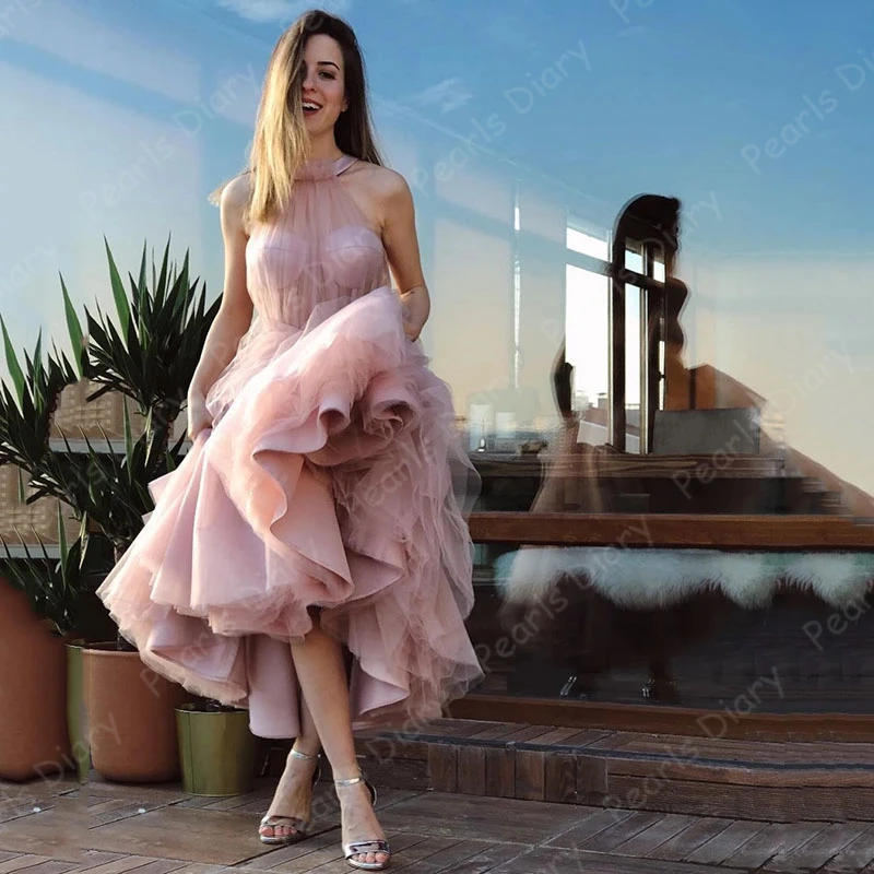 Pink A-Line Prom Dresses 2021 Robes Sleeveless Halter Illusion Tulle Ruffles Tea Length Evening Gowns Customized Celebrity Gown
Pink A-Line Prom Dresses 2021 Robes Sleeveless Halter Illusion Tulle Ruffles Tea Length Evening Gowns Customized Celebrity Gown