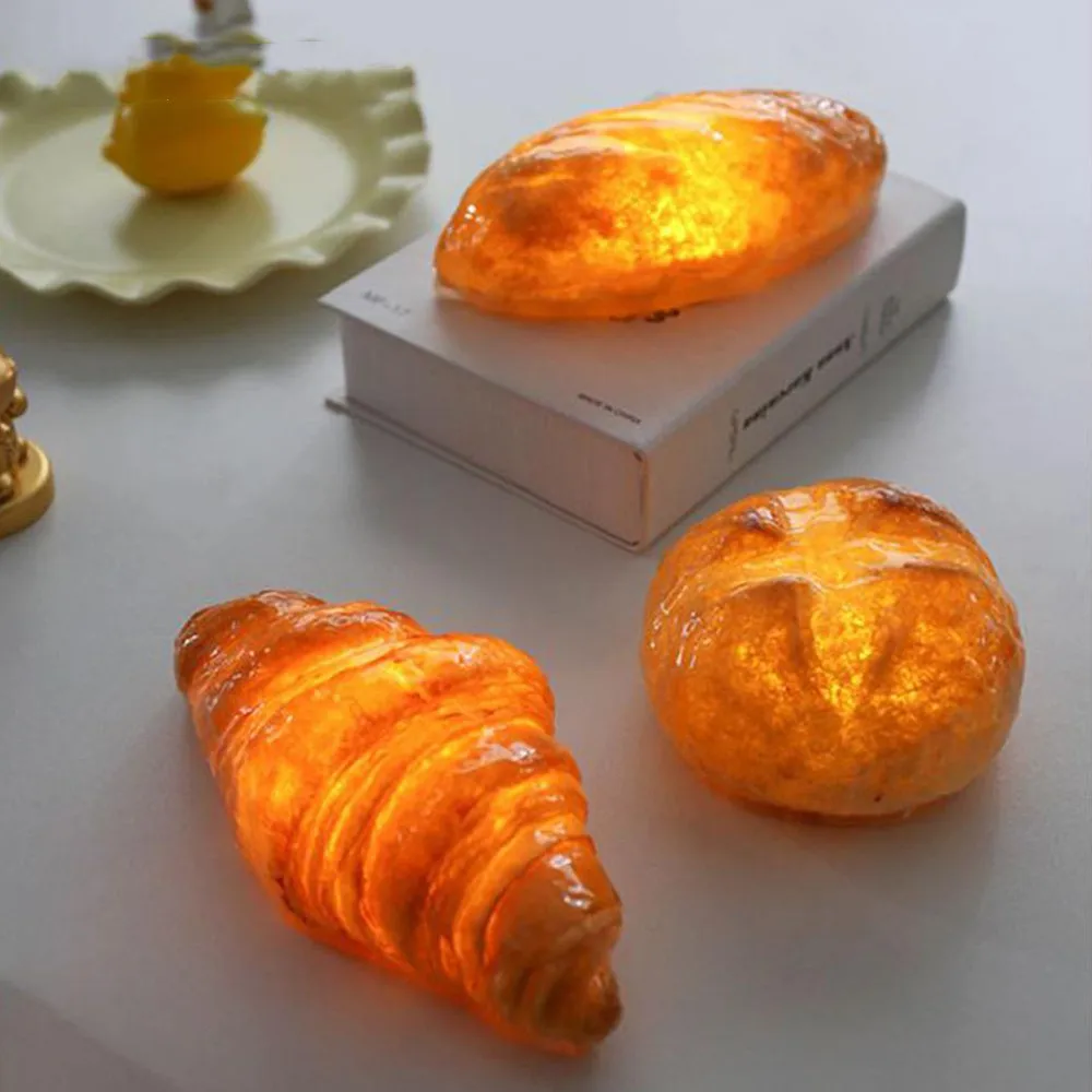 Novelty Croissant Night Lamp Creativity Simulation Bread Light Cross Bread Store Baking Room Decor Lamp for Christmas Kids Gift
Novelty Croissant Night Lamp Creativity Simulation Bread Light Cross Bread Store Baking Room Decor Lamp for Christmas Kids Gift