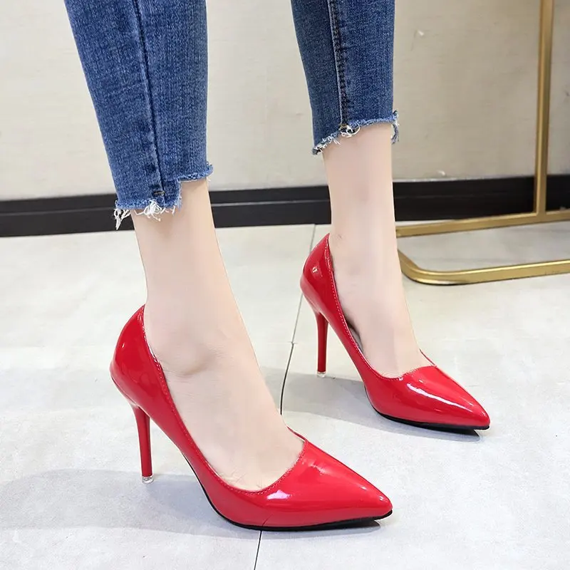 Туфли-лодочки женские из лакированной кожи, с острым носком, на высоком каблуке
Туфли-лодочки женские из лакированной кожи, с острым носком, на высоком каблуке