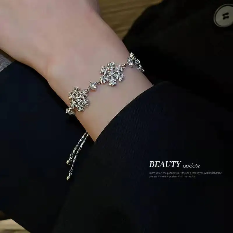Zircon Snowflake bracelet for women with a niche design, pull-out bracelet, super flash bracelet, adjustable free shipping
Zircon Snowflake bracelet for women with a niche design, pull-out bracelet, super flash bracelet, adjustable free shipping