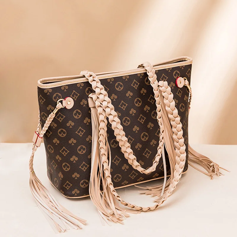 2021 luxury designer lady's purse handbag tassel large-capacity shoulder bag fashion lady's brand horizontal print messenger bag
2021 luxury designer lady's purse handbag tassel large-capacity shoulder bag fashion lady's brand horizontal print messenger bag