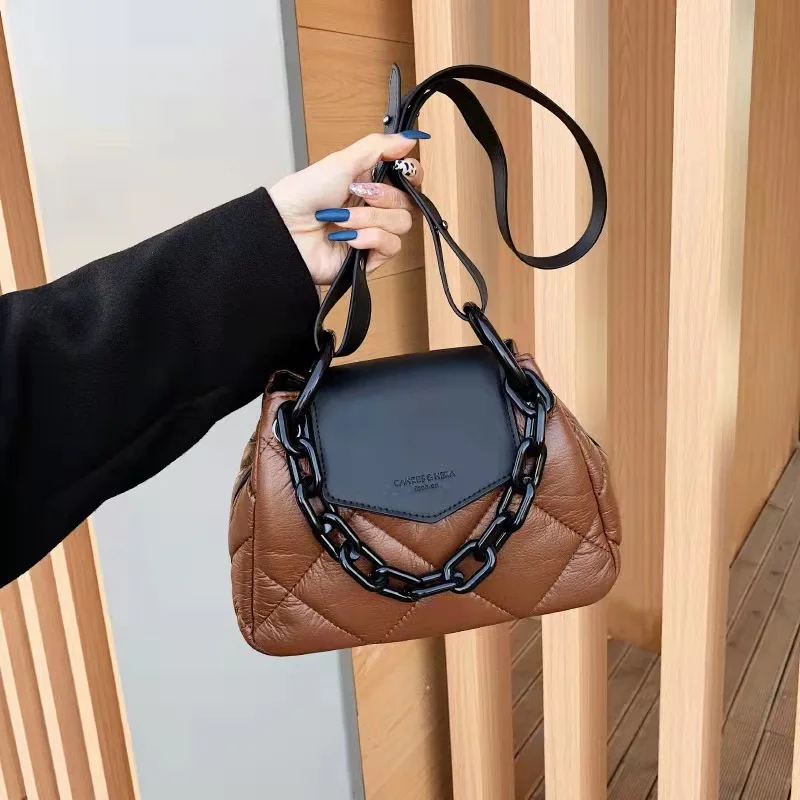 New Tote Bag 2022 Hit Winter PU Leather Padded Quilted Women's Designer Handbag Luxury Brand Chain Shoulder Crossbody Bags
New Tote Bag 2022 Hit Winter PU Leather Padded Quilted Women's Designer Handbag Luxury Brand Chain Shoulder Crossbody Bags