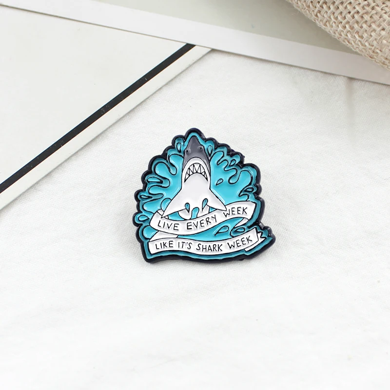 Blue sea shark cartoon brooch "VIVERE OGNI SETTIMANA COME È SHARK WEEK" alloy metal enamel lapel badge children's jewelry gift
Blue sea shark cartoon brooch "VIVERE OGNI SETTIMANA COME È SHARK WEEK" alloy metal enamel lapel badge children's jewelry gift