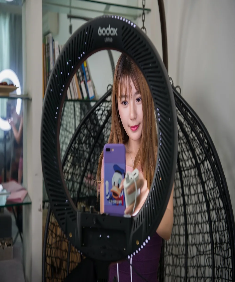 Godox LR160 18W 3300K-8000K LED Ring Light Lamp Color Temperature Adjustable LCD Screen LED Photography Light (Black or Pink)
Godox LR160 18W 3300K-8000K LED Ring Light Lamp Color Temperature Adjustable LCD Screen LED Photography Light (Black or Pink)