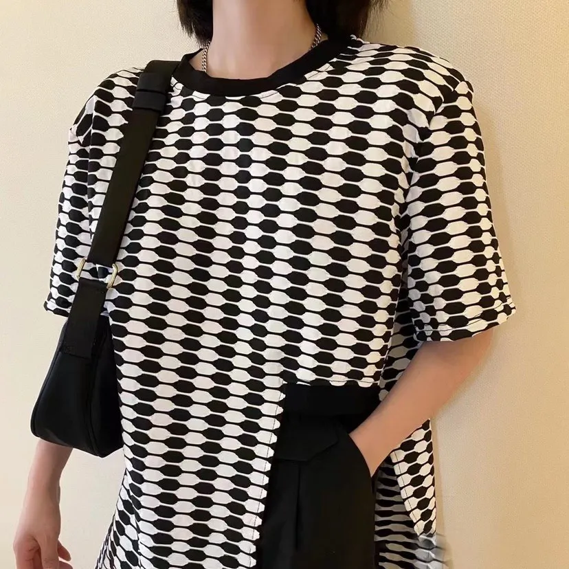 2021 New Korean Style Loose Round Neck Pullover with Color Bumps Irregular Split Mid Long Short Sleeve T-shirt for Women
2021 New Korean Style Loose Round Neck Pullover with Color Bumps Irregular Split Mid Long Short Sleeve T-shirt for Women