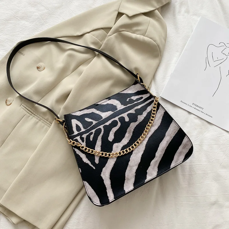 High-end women's bag 2020 autumn new trendy portable underarm bag wild chain personality single shoulder messenger bag
High-end women's bag 2020 autumn new trendy portable underarm bag wild chain personality single shoulder messenger bag