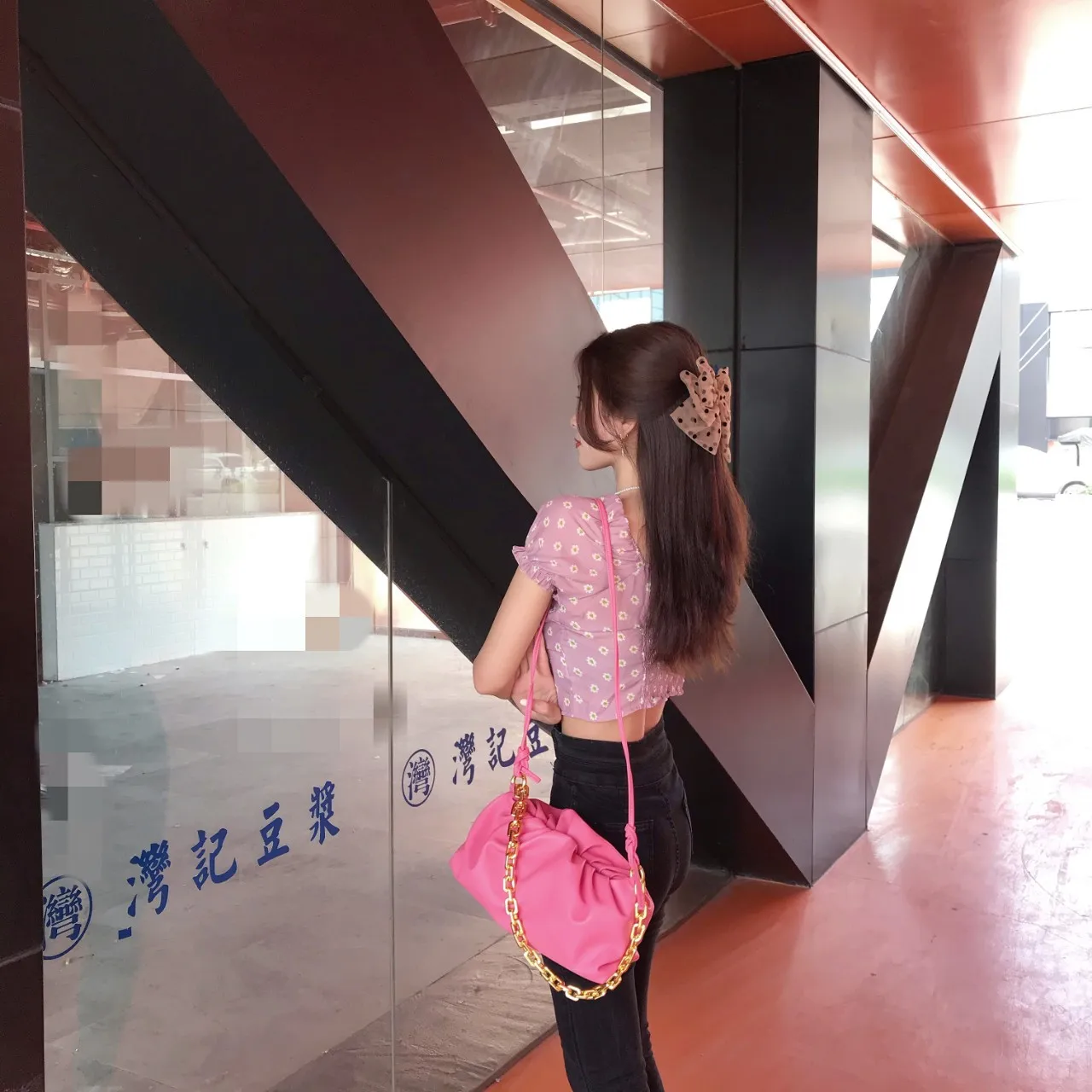 2020 new bag women's net red same thick chain cloud bag soft cow leather women's bag leather hand-held underarm bag
2020 new bag women's net red same thick chain cloud bag soft cow leather women's bag leather hand-held underarm bag