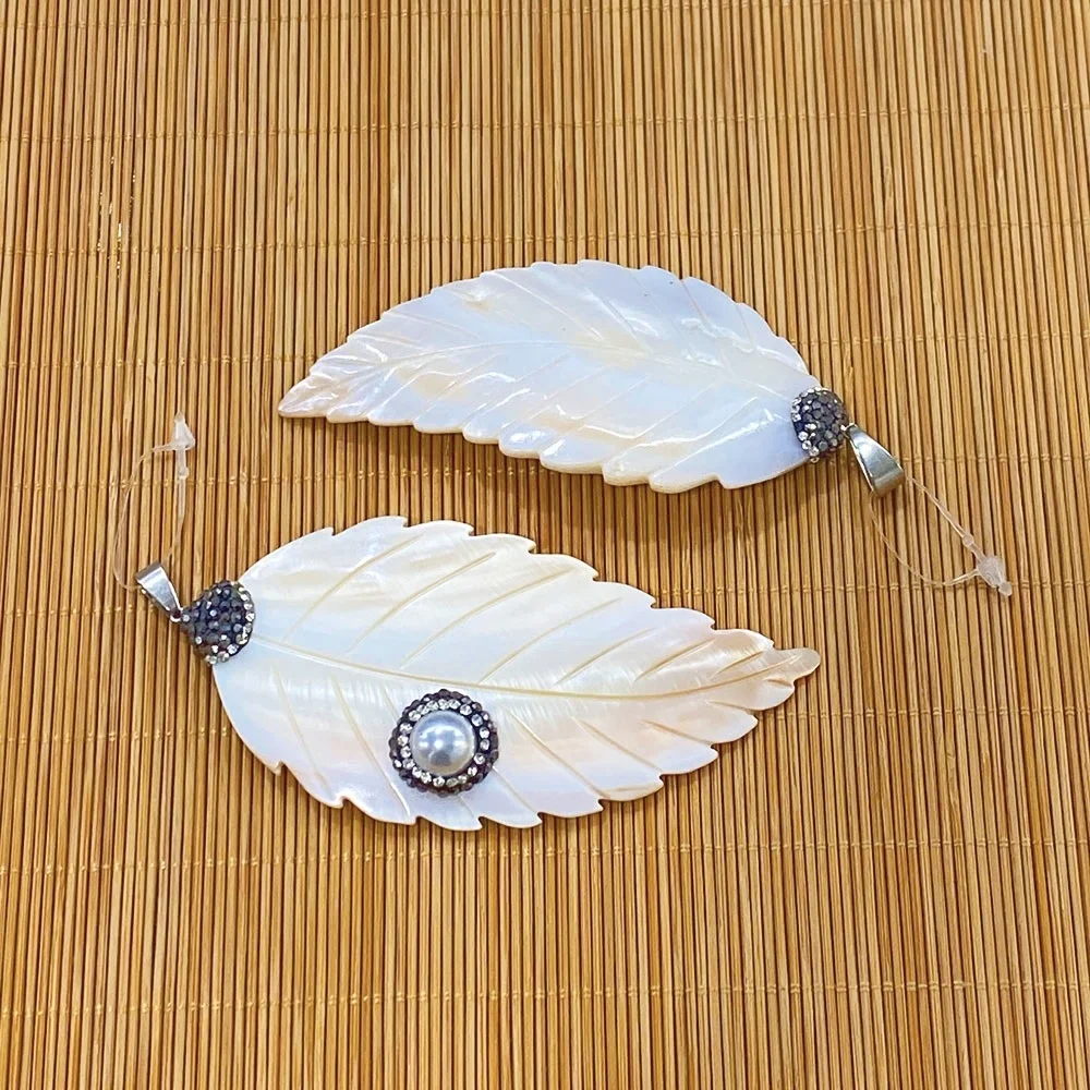 Natural Freshwater Shell Leaf-shaped Pendant Fashionable Charm Necklace and Bracelet DIY Handmade Size 30x40mm Designer Chrams
Natural Freshwater Shell Leaf-shaped Pendant Fashionable Charm Necklace and Bracelet DIY Handmade Size 30x40mm Designer Chrams