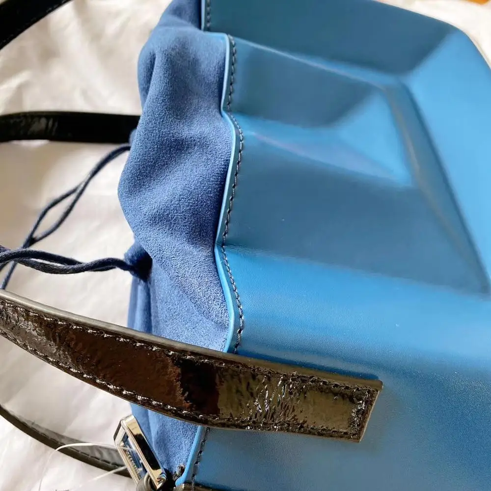 Unique Chic Leather Organ Bag Large Drawstring Bucket Bag Geometric folded Female Handbag portable Diagonal Cross Shoulder Bag
Unique Chic Leather Organ Bag Large Drawstring Bucket Bag Geometric folded Female Handbag portable Diagonal Cross Shoulder Bag