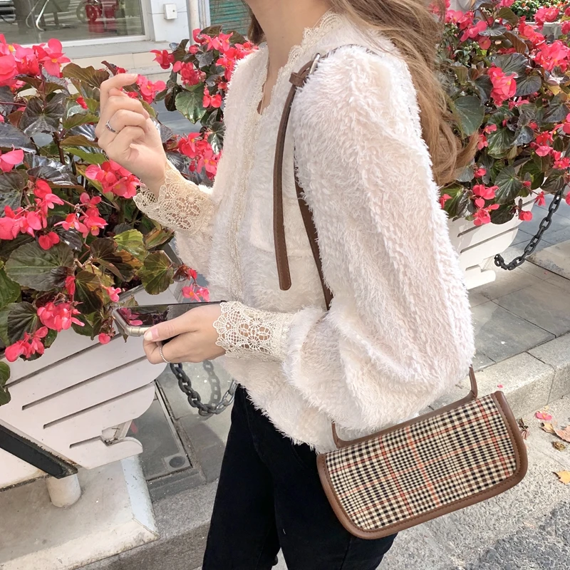 Autumn Winter Retro V-neck Lace Shirt Elegant Women's Bottoming Shirt Long Sleeve Top Korean Style Ladies Blusas Mujer 2020
Autumn Winter Retro V-neck Lace Shirt Elegant Women's Bottoming Shirt Long Sleeve Top Korean Style Ladies Blusas Mujer 2020