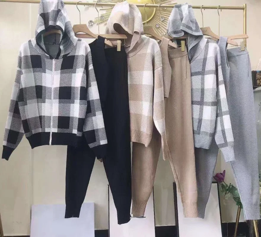Женский трикотажный спортивный костюм в клетку, кардиган на молнии с капюшоном + укороченный топ + однотонные шаровары, комплект из трех пре...
Женский трикотажный спортивный костюм в клетку, кардиган на молнии с капюшоном + укороченный топ + однотонные шаровары, комплект из трех пре...