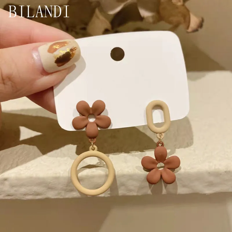 Bilandi Autumn and Winter Flower Earrings 2021 New Tide Fashion Temperament Round Oval Asymmetrical Earrings For Women Girl Gift
Bilandi Autumn and Winter Flower Earrings 2021 New Tide Fashion Temperament Round Oval Asymmetrical Earrings For Women Girl Gift