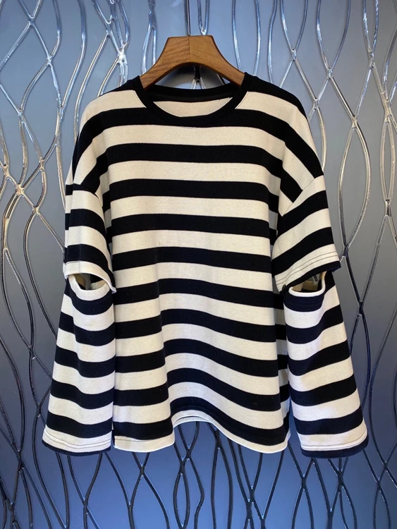 2021 new women fashion round neck stripe color matching decoration long-sleeved all-match loose top 1021
2021 new women fashion round neck stripe color matching decoration long-sleeved all-match loose top 1021