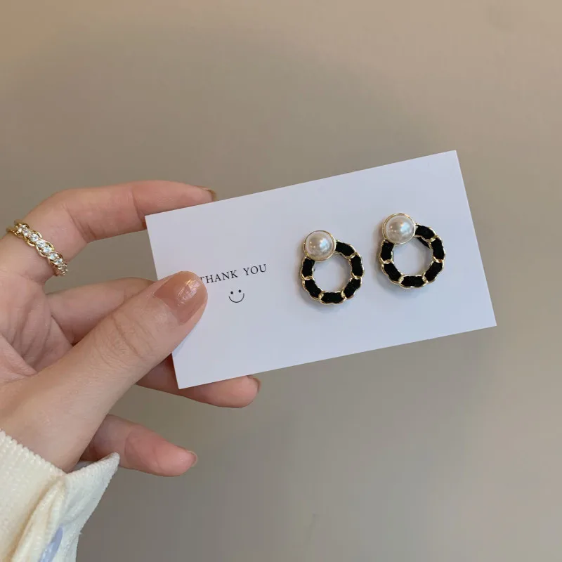 Cold wind French retro geometric circular chain earrings female south Korean contracted temperament stud earrings
Cold wind French retro geometric circular chain earrings female south Korean contracted temperament stud earrings