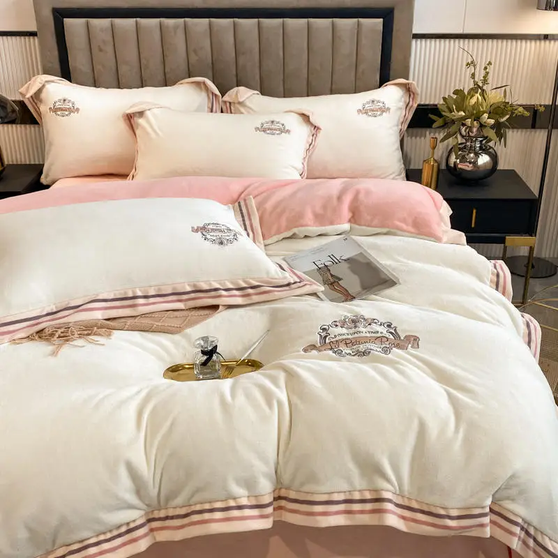 Комплект постельного белья из бархата с вышивкой и пододеяльником
Комплект постельного белья из бархата с вышивкой и пододеяльником