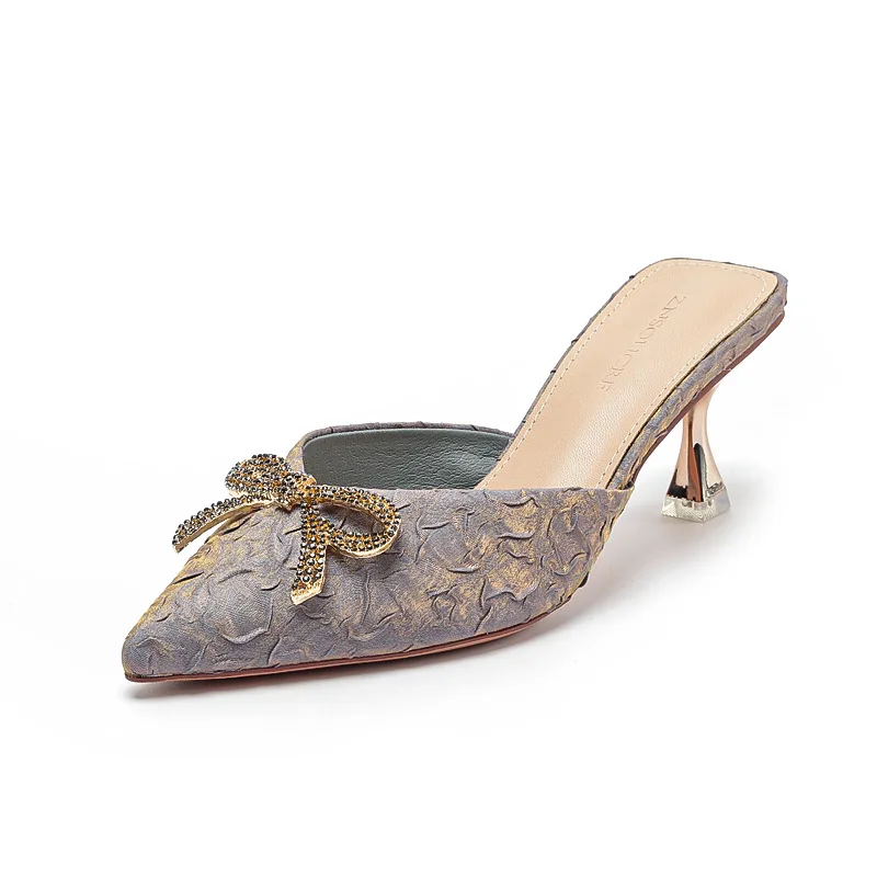 Slippers Women Summer Shoes Heeled Mules Pointed Toe Med Glitter Slides Fashion Butterfly-Knot Pantofle High Jelly Thin Luxury C
Slippers Women Summer Shoes Heeled Mules Pointed Toe Med Glitter Slides Fashion Butterfly-Knot Pantofle High Jelly Thin Luxury C