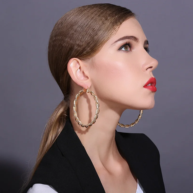 European and American Simple New Twist Thread Shape Gold Hoop Earrings Jewelry Wholesale Jewelry
European and American Simple New Twist Thread Shape Gold Hoop Earrings Jewelry Wholesale Jewelry