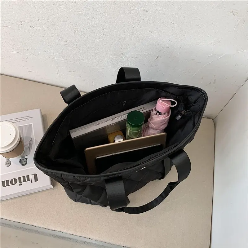 2021 New Woman Shoulder Bag High Quality Large Capacity Shopping Bag Pure Color Plaid Fashion Handbag Luxury Female Designer Bag
2021 New Woman Shoulder Bag High Quality Large Capacity Shopping Bag Pure Color Plaid Fashion Handbag Luxury Female Designer Bag