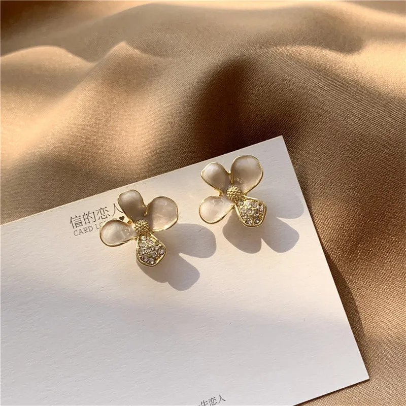 South Korea Xuan elegant wind sen is a super fairy French elegant earrings petal crystal earrings female temperament
South Korea Xuan elegant wind sen is a super fairy French elegant earrings petal crystal earrings female temperament