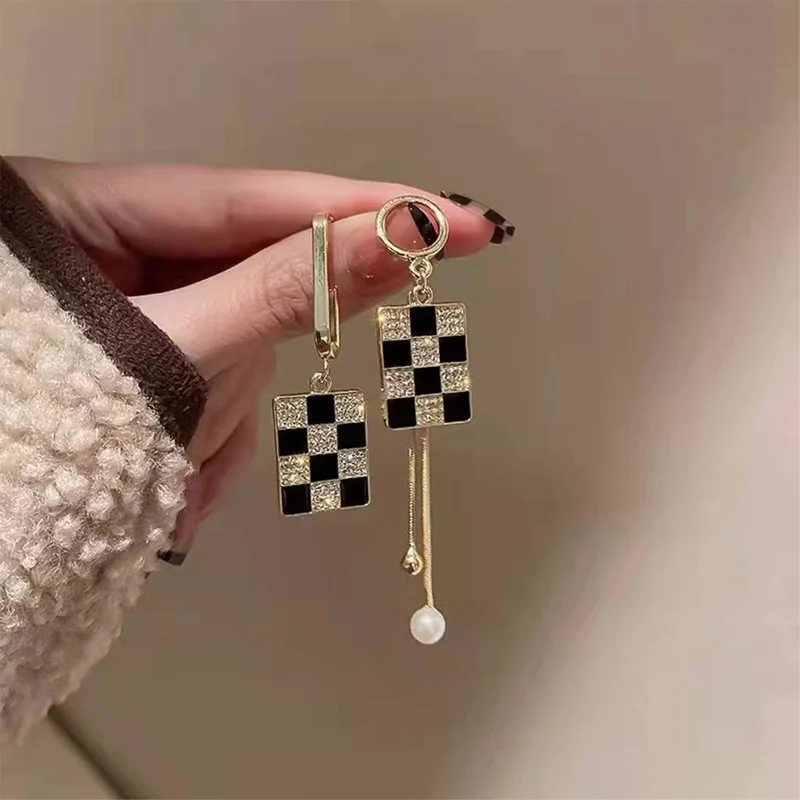 Korean Fashion Asymmetric Pendant Pearl Diamond Earrings For Women 2021 New Simplicity Chessboard Versatile Earring Jewelry Gift
Korean Fashion Asymmetric Pendant Pearl Diamond Earrings For Women 2021 New Simplicity Chessboard Versatile Earring Jewelry Gift
