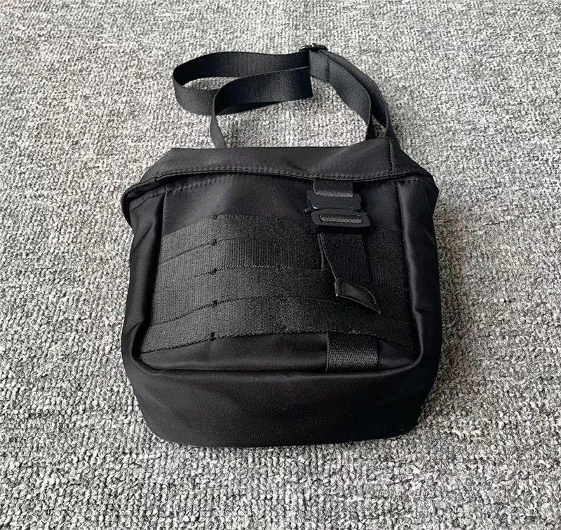 HIP-HOP Alyx Bag Men Women Streetwear ALYX Bags High Quality 1:1 Canvas metal buckle
HIP-HOP Alyx Bag Men Women Streetwear ALYX Bags High Quality 1:1 Canvas metal buckle