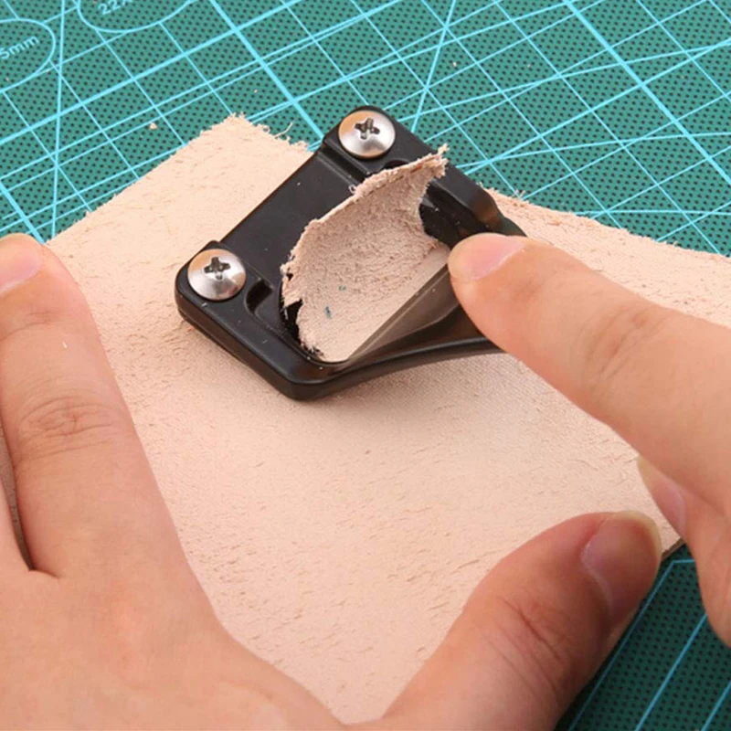 Аксессуар для шитья кожи из черного сплава
Аксессуар для шитья кожи из черного сплава