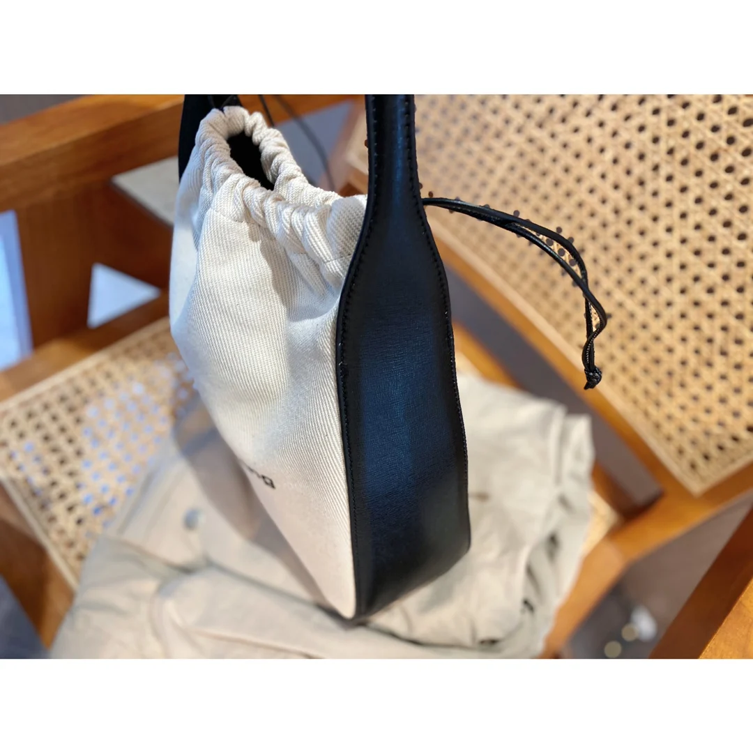 110986 Luxury Designer Brand Fashion Women Classic Drawstring Canvas Bag Stitched Leather Underarm Bag One Shoulder Handbag
110986 Luxury Designer Brand Fashion Women Classic Drawstring Canvas Bag Stitched Leather Underarm Bag One Shoulder Handbag