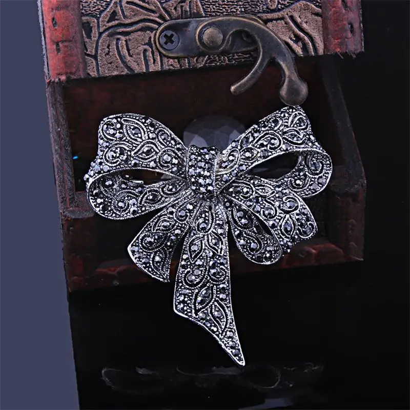 New Ladies Black Simple Rhinestone Bow Brooch Retro Black Pearl Brooch Bridal Jewelry Flower Brooch Party Gift Winter Jewelry
New Ladies Black Simple Rhinestone Bow Brooch Retro Black Pearl Brooch Bridal Jewelry Flower Brooch Party Gift Winter Jewelry