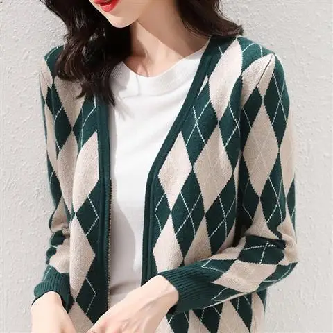 Autumn and Winter New V-neck Cardigan Women's Thickened Knitting Casual Sweater Coat
Autumn and Winter New V-neck Cardigan Women's Thickened Knitting Casual Sweater Coat