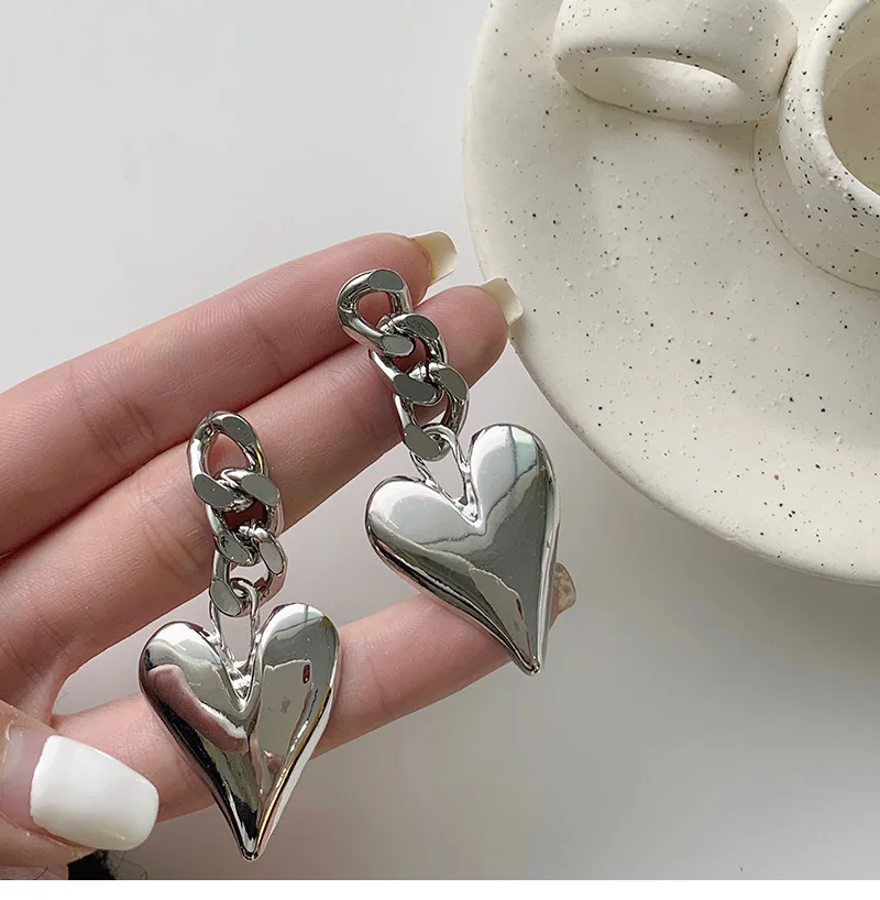 Korean Style Punk Chain Metal Heart Dangle Earrings for Women Simple Fashion Geometric Piercing Earring 2021 New Trendy Jewelry
Korean Style Punk Chain Metal Heart Dangle Earrings for Women Simple Fashion Geometric Piercing Earring 2021 New Trendy Jewelry