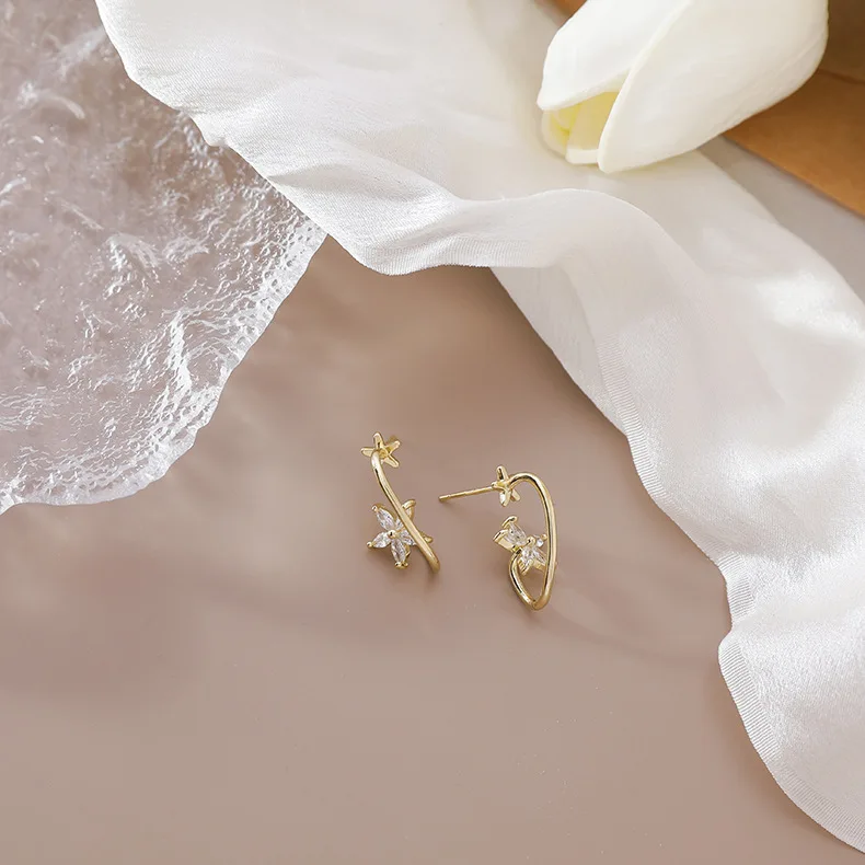 2020 New Arrival Trendy Elegant Metal Wrapped S-shaped Zircon Flower Stud Earrings For Women Geometric Crystal Jewelry
2020 New Arrival Trendy Elegant Metal Wrapped S-shaped Zircon Flower Stud Earrings For Women Geometric Crystal Jewelry