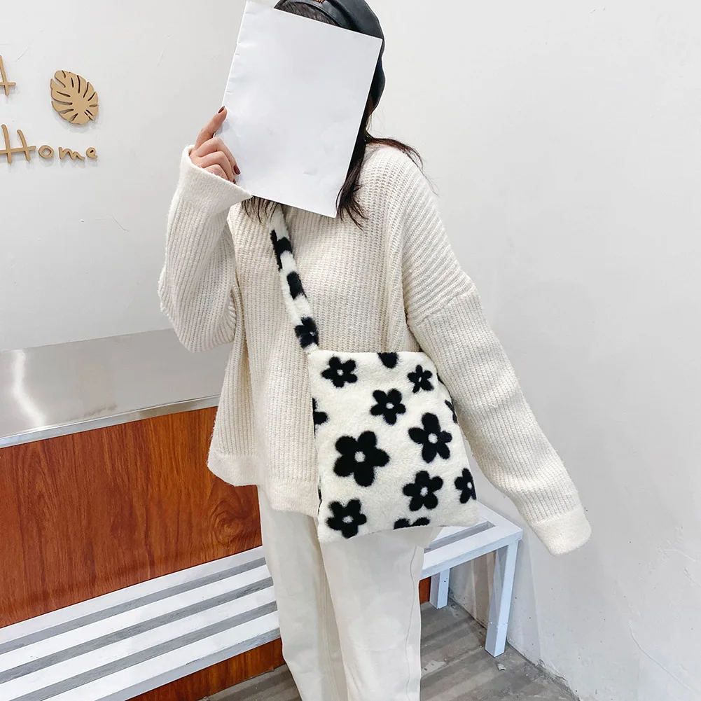 Casual Flower Printed Shoulder Crossbody Bag Autumn Women Plush Soft Fluffy Handbag Street Travel Large Capacity Clutch Totes
Casual Flower Printed Shoulder Crossbody Bag Autumn Women Plush Soft Fluffy Handbag Street Travel Large Capacity Clutch Totes