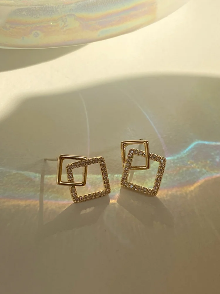 Korean fashion personality geometric square stitching earrings new trendy exquisite ladies earrings gift jewelry
Korean fashion personality geometric square stitching earrings new trendy exquisite ladies earrings gift jewelry