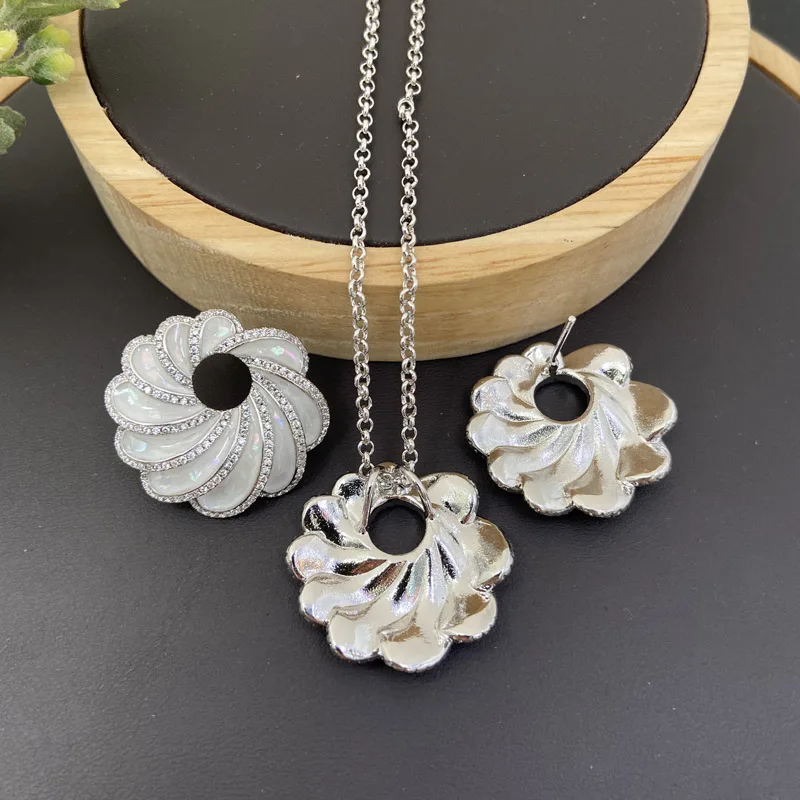 Lanyika Fashion Jewelry Set Simpleness Whorl Acrylic Micro inlay Necklace with Earrings for Women Wedding Anniversary Best Gifts
Lanyika Fashion Jewelry Set Simpleness Whorl Acrylic Micro inlay Necklace with Earrings for Women Wedding Anniversary Best Gifts