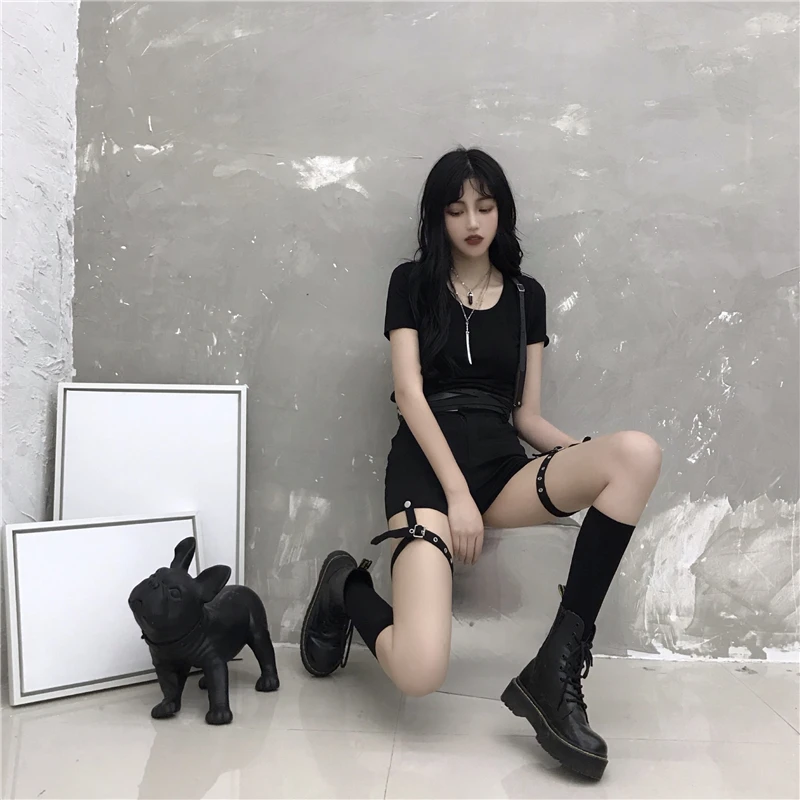 Summer Korean ins dark high waist black shorts leg loops straight Casual pants women High Street Gothic shorts
Summer Korean ins dark high waist black shorts leg loops straight Casual pants women High Street Gothic shorts
