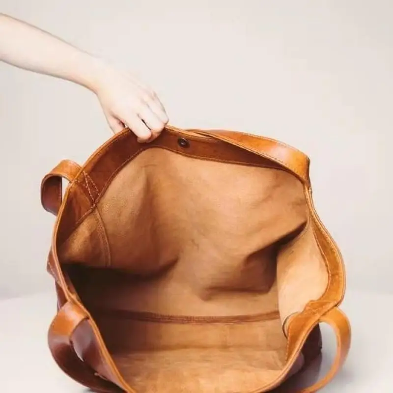 Vintage Large Capacity Tote Women Shoulder Bags Design Handbags Luxury Oil Wax Leather Messenger Bag Lady Casual Big Purses 2021
Vintage Large Capacity Tote Women Shoulder Bags Design Handbags Luxury Oil Wax Leather Messenger Bag Lady Casual Big Purses 2021