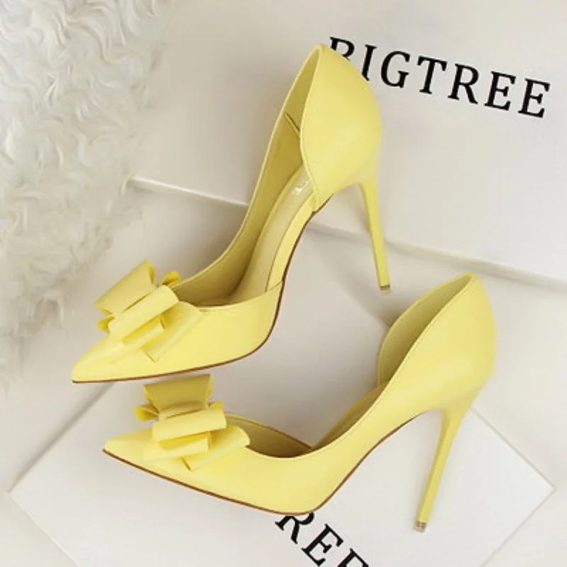 2018 spring new fashion bow high heels side hollow pointed shallow mouth sexy temperament shoes.
2018 spring new fashion bow high heels side hollow pointed shallow mouth sexy temperament shoes.