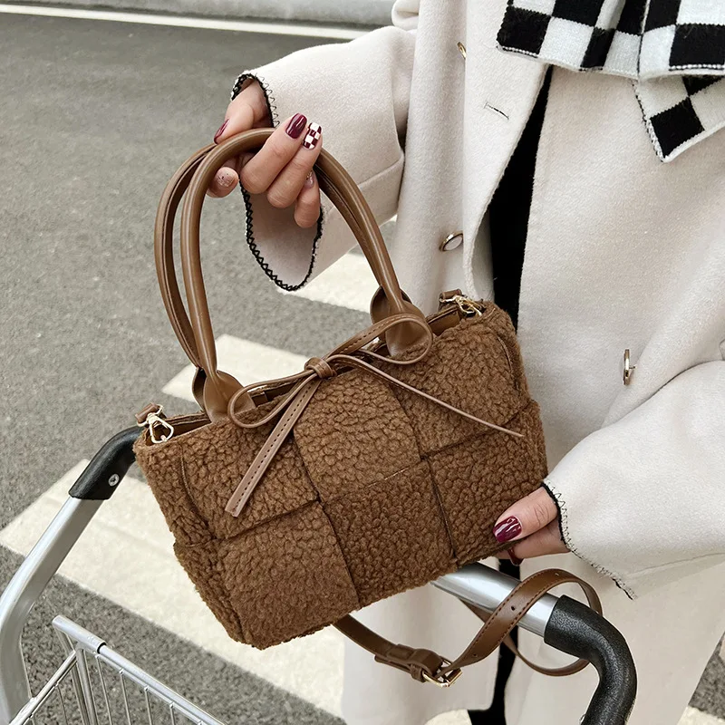 Luxury Brand Shoulder Bag Fashion Faux Fur small Women Tote Bag Lambswool Woven Handbag Vintage Designer Top-Handle Bags Purse
Luxury Brand Shoulder Bag Fashion Faux Fur small Women Tote Bag Lambswool Woven Handbag Vintage Designer Top-Handle Bags Purse
