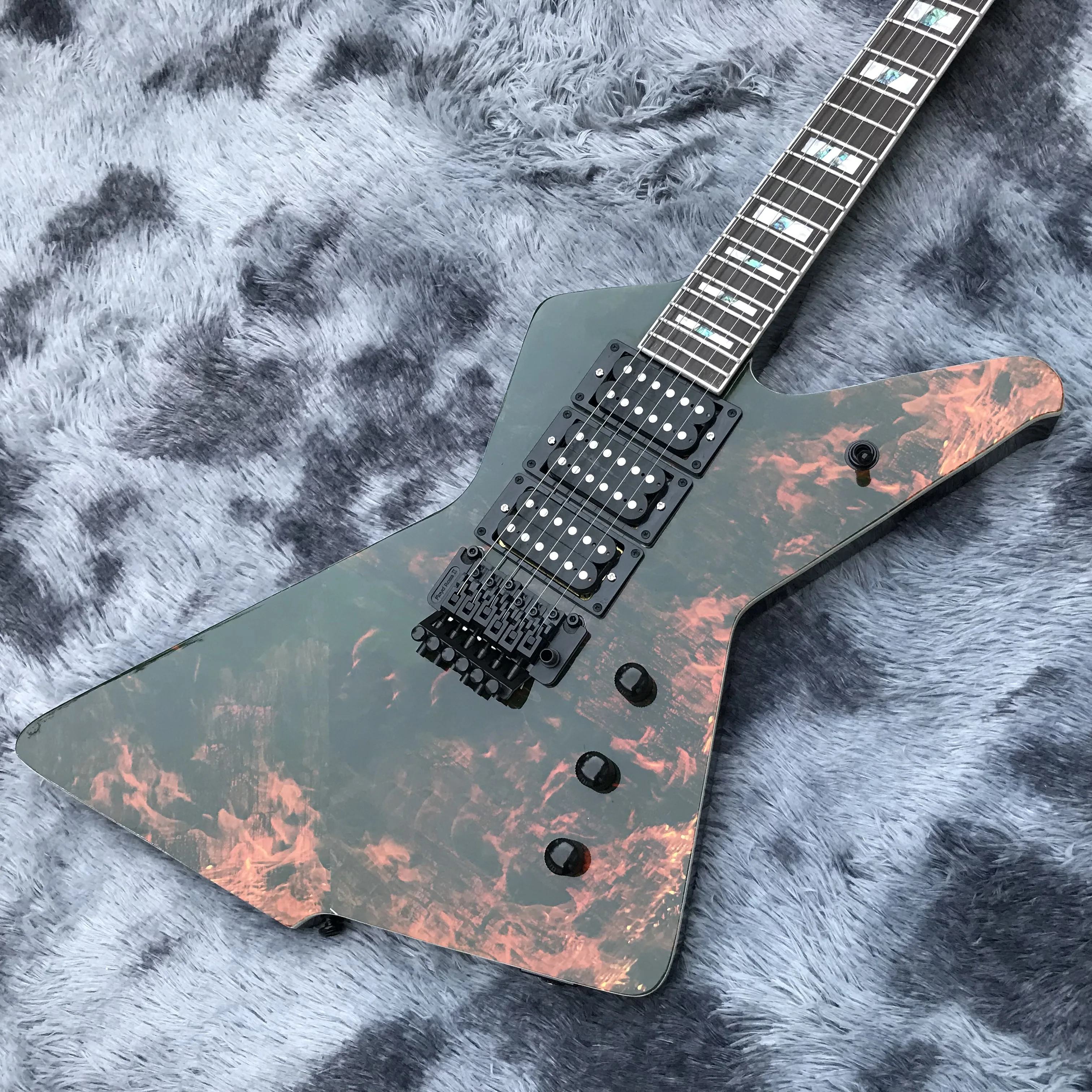 Custom shop custom electric guitar, 2020 new sales, water transfer flame pattern cover, custom shape and logo. Free shipping.
Custom shop custom electric guitar, 2020 new sales, water transfer flame pattern cover, custom shape and logo. Free shipping.