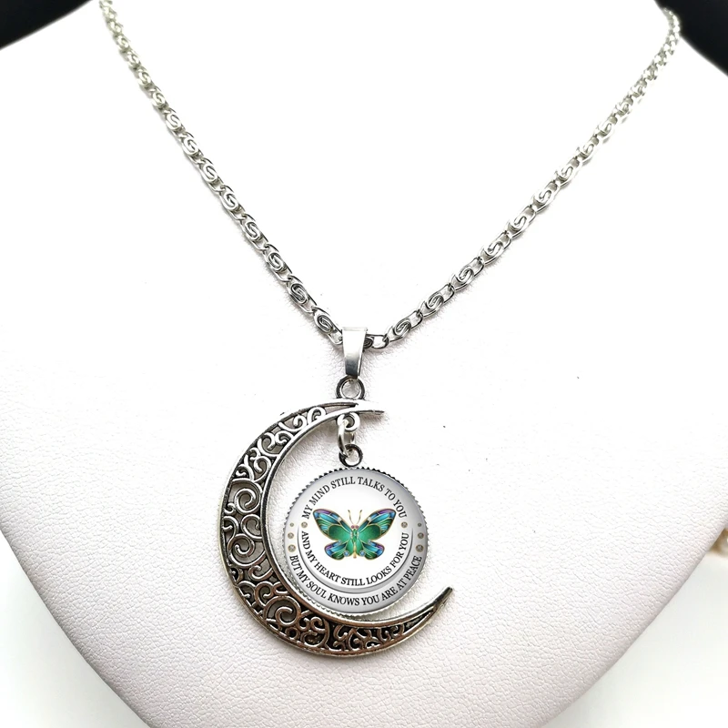 2020 Fashion Creative Butterfly Woodpecker Cabochon Glass Moon Pendant Clavicle Chain Necklace Birthday Gift
2020 Fashion Creative Butterfly Woodpecker Cabochon Glass Moon Pendant Clavicle Chain Necklace Birthday Gift