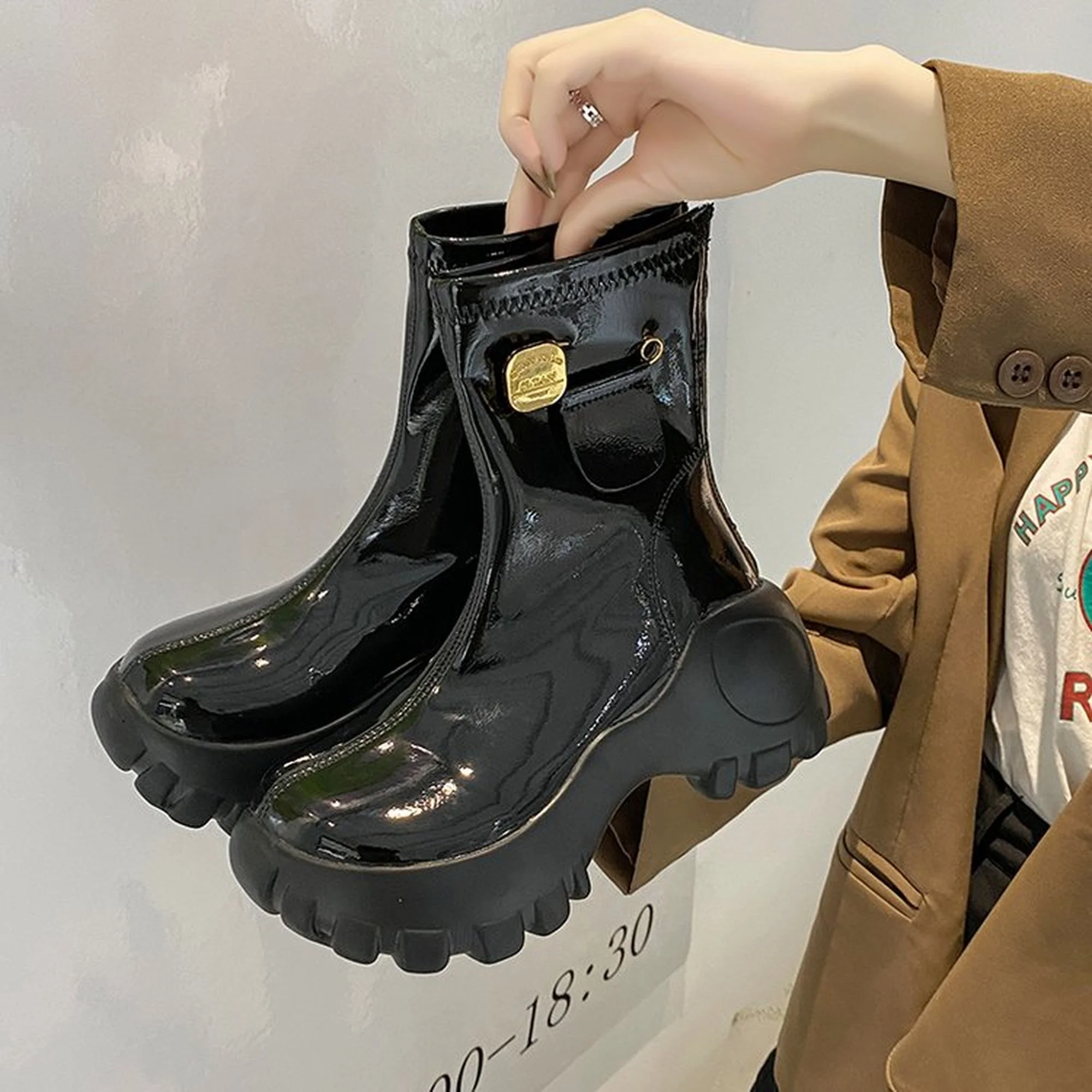 2021autumn and winter new round head thick-soled gear low pin rear zipper casual fashion women's shoes women's fur short boots
2021autumn and winter new round head thick-soled gear low pin rear zipper casual fashion women's shoes women's fur short boots