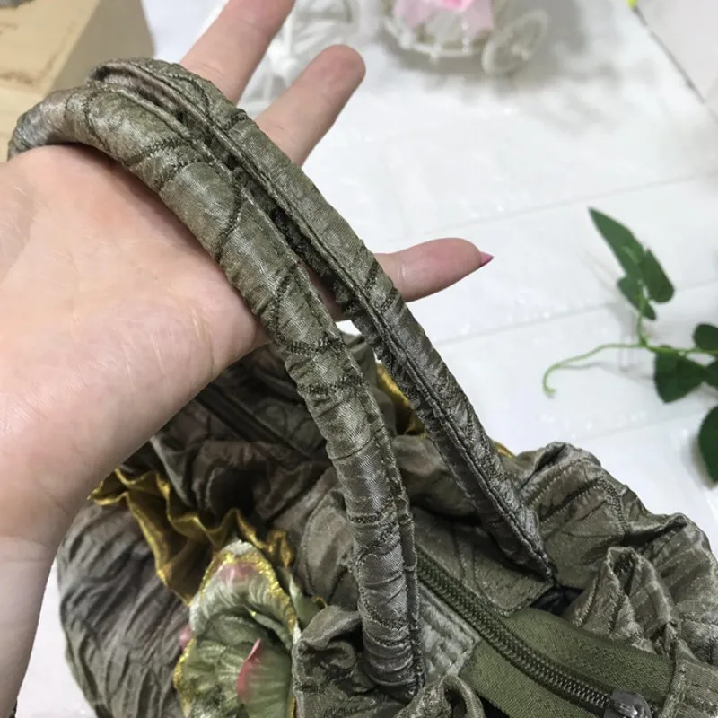 Ladies Appliques Flower Elegant Totes Bag Vintage Womens Handbag Pleated Party Casual Packing Sac Main Femme Bag Colors Pouch
Ladies Appliques Flower Elegant Totes Bag Vintage Womens Handbag Pleated Party Casual Packing Sac Main Femme Bag Colors Pouch