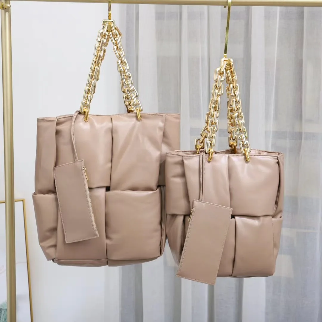Big down handbag trendy luxury pillow bag plastic chain large travel bag fashion designer bag female high quality PU leather bag
Big down handbag trendy luxury pillow bag plastic chain large travel bag fashion designer bag female high quality PU leather bag